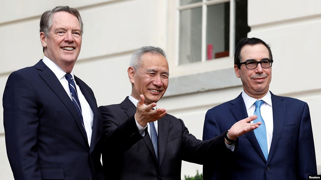 中国国务院副总理刘鹤(中）2019年10月10日在贸易谈判前与美国贸易代表莱特希泽（左）和美国财政部长姆努钦（右）一起与媒体会面。