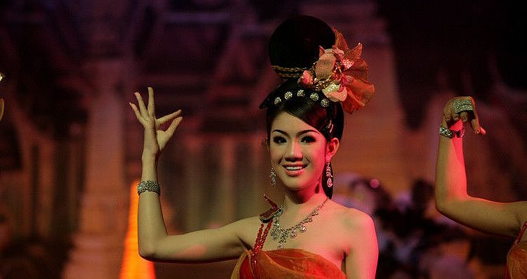 泰国人妖皇后嫁给中国小伙，婚后竟这样对待丈夫？（组图） - 2