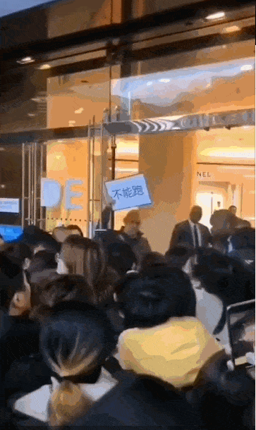 中国人挤爆巴黎商场 老外疯狂吐槽：像叫花子 - 3