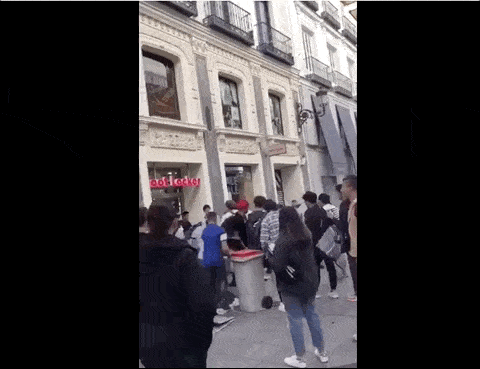 中国人挤爆巴黎商场 老外疯狂吐槽：像叫花子 - 25