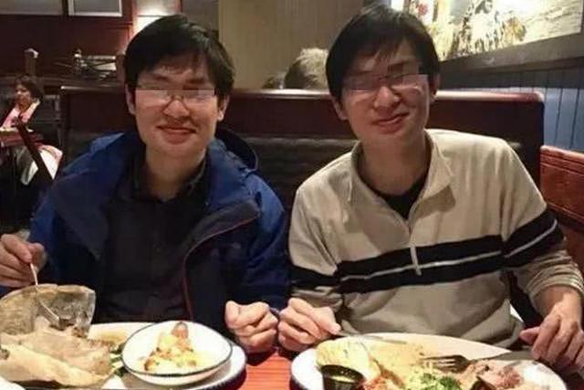双胞胎兄弟分别后，一个放中国养，一个在美国养，18年后差距明显