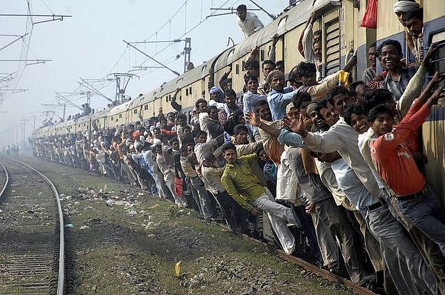 印度火车真的挂满人？许多人都被骗了，真实的印度火车：不输中国