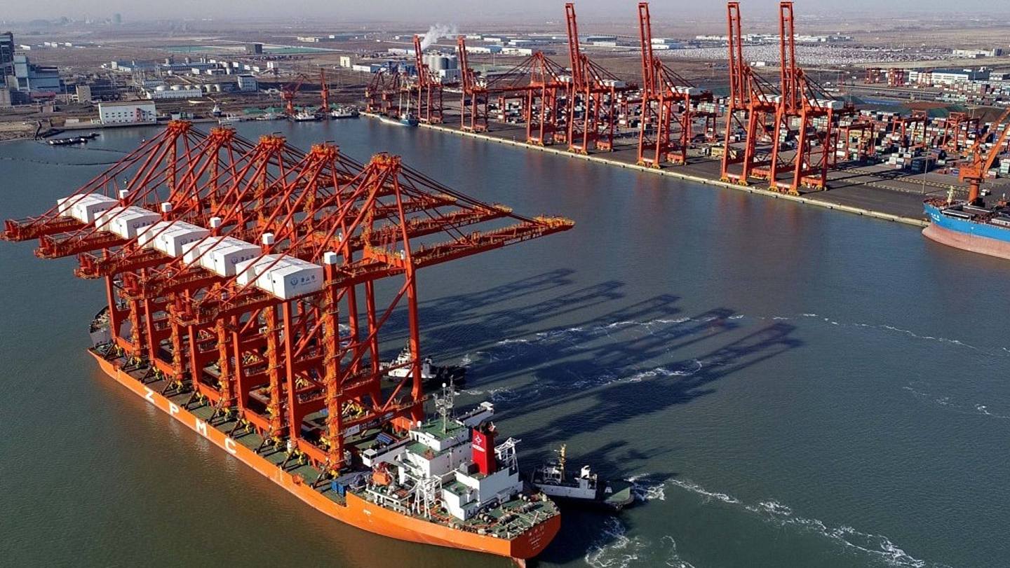 2019年中国与“一带一路”沿线国家进出口总值为9.27万亿元，增长了10.8%，约占进出口总值的30%。（新华社）