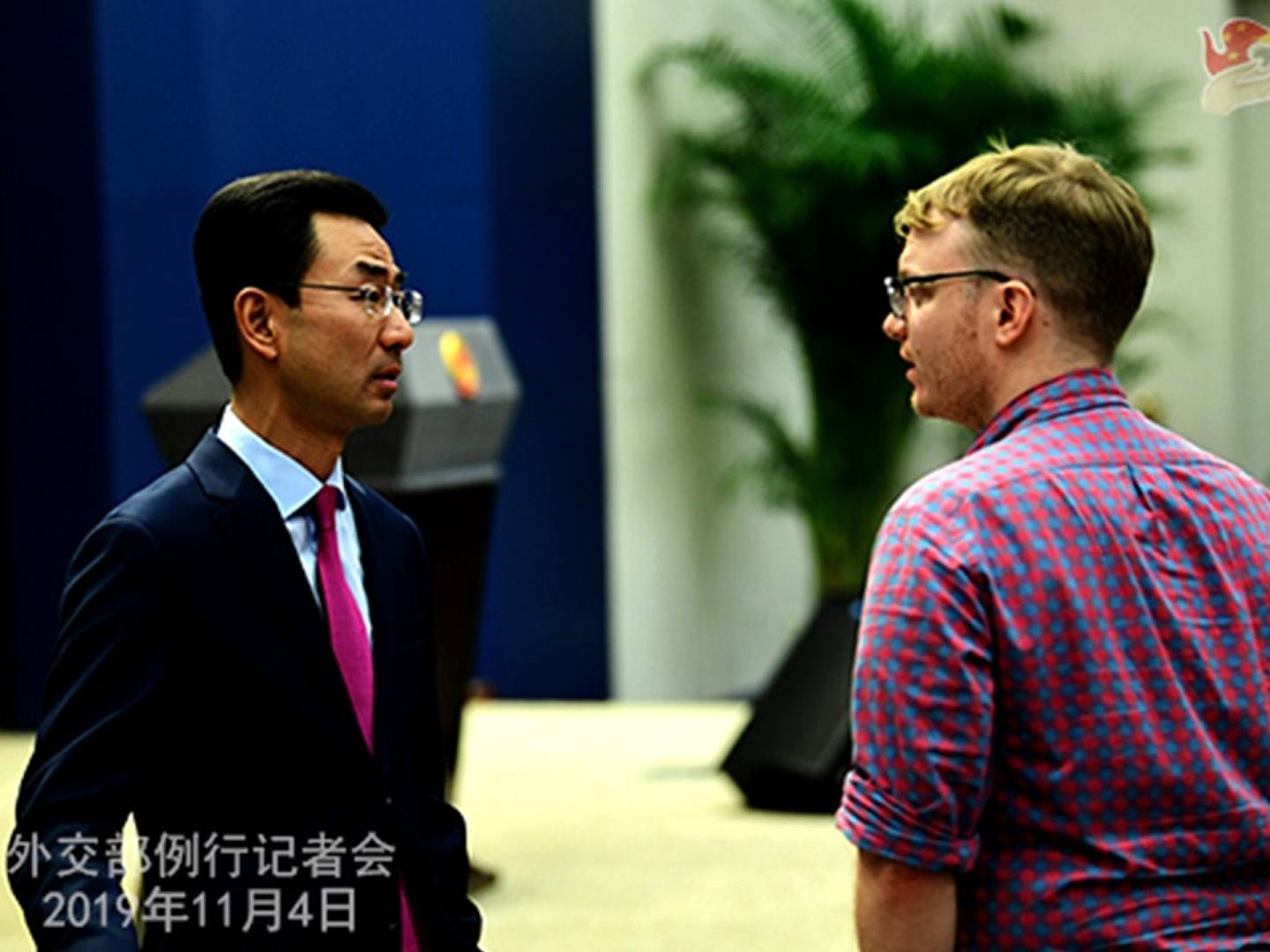 11月4日，中國外交部發言人耿爽主持例行記者會並回答記者問題。耿爽個人風格強硬，被視為中國外交官「戰狼化」的案例。（中國外交部官網）