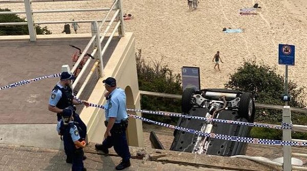 路虎冲破护栏，飞落数米，仰面朝天“躺”路边！悉尼Bondi Beach上演惊险一幕！围观群众被惊呆（组图） - 6