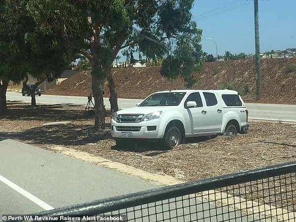 “因果报应！” 澳洲测速车司机陷入路边泥土里，网友群嘲（组图） - 2