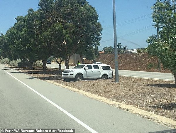 “因果报应！” 澳洲测速车司机陷入路边泥土里，网友群嘲（组图） - 3