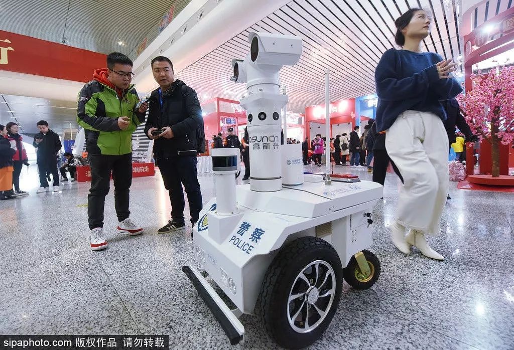 ▲新型5G安防机器人亮相杭州东站（希帕图片社）