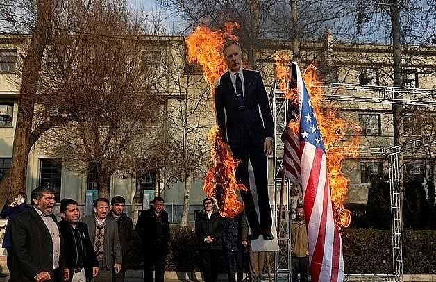 伊朗抗议者放火烧毁英大使人形纸板，司法部：这是个不受欢迎的人（组图） - 1