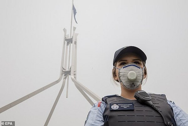 23456088-7892237-PICTURED_An_Australia_police_officer_wears_a_protection_mask_whi-a-13_1579133314905.jpg,0
