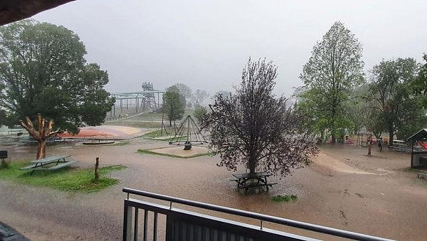 心都化了！新州久旱逢甘霖，小男孩雨中狂舞！“哇，我第一次见雨！”（视频/组图） - 2