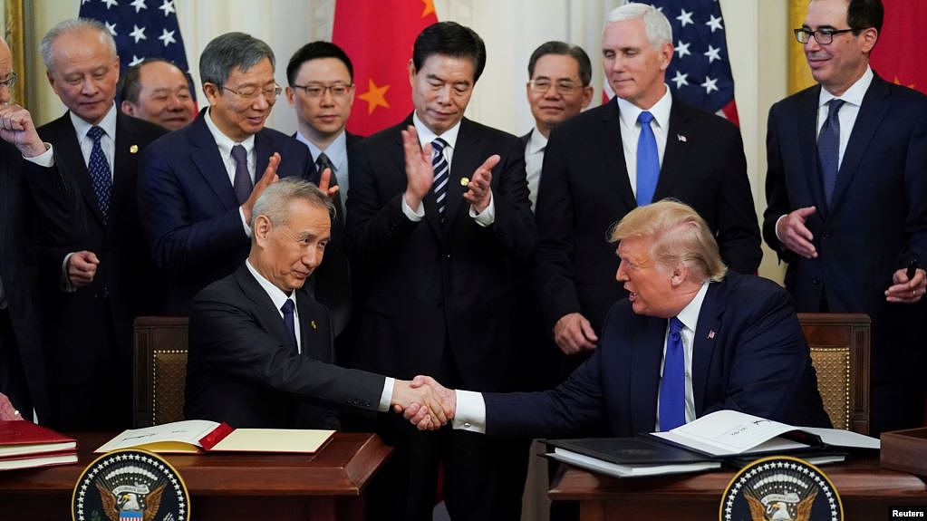 特朗普总统和刘鹤副总理在白宫签署第一阶段经贸协议(2020年1月15日)