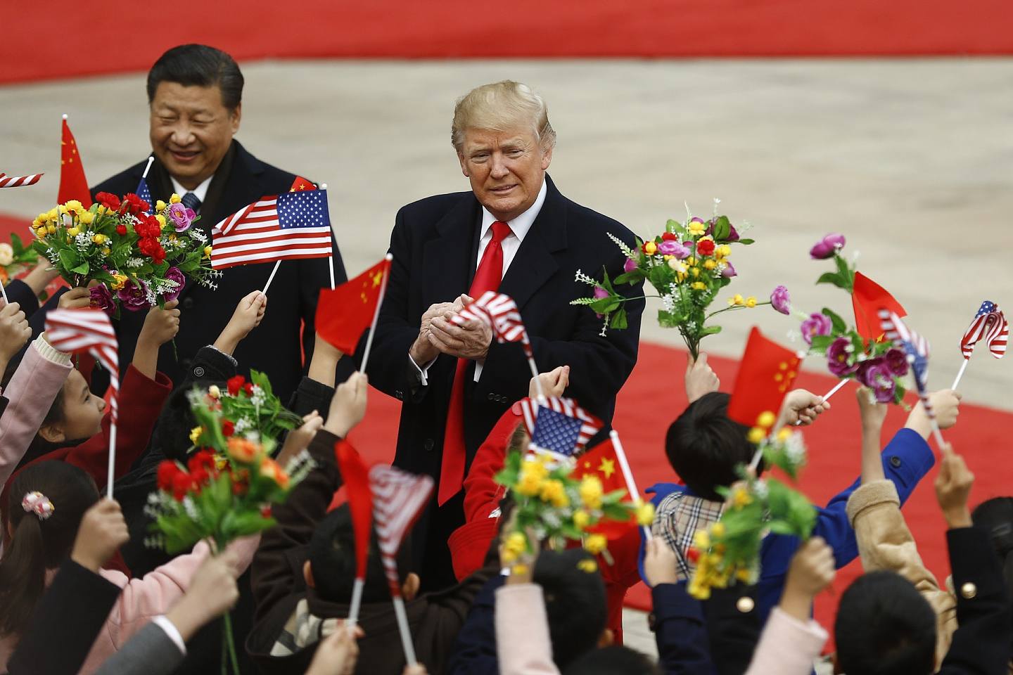 習近平與特朗普：美國總統特朗普上任第一年，曾與中國國家主席習近平互訪，這兩次會晤均聚焦於中美貿易戰、朝鮮核武問題。圖為2017年11月9日，特朗普抵達北京，中方為其舉行歡迎儀式。（Getty Images）