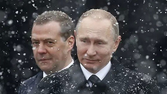 俄总理和政府集体辞职！普京在为永远掌控俄罗斯铺路？（组图） - 9
