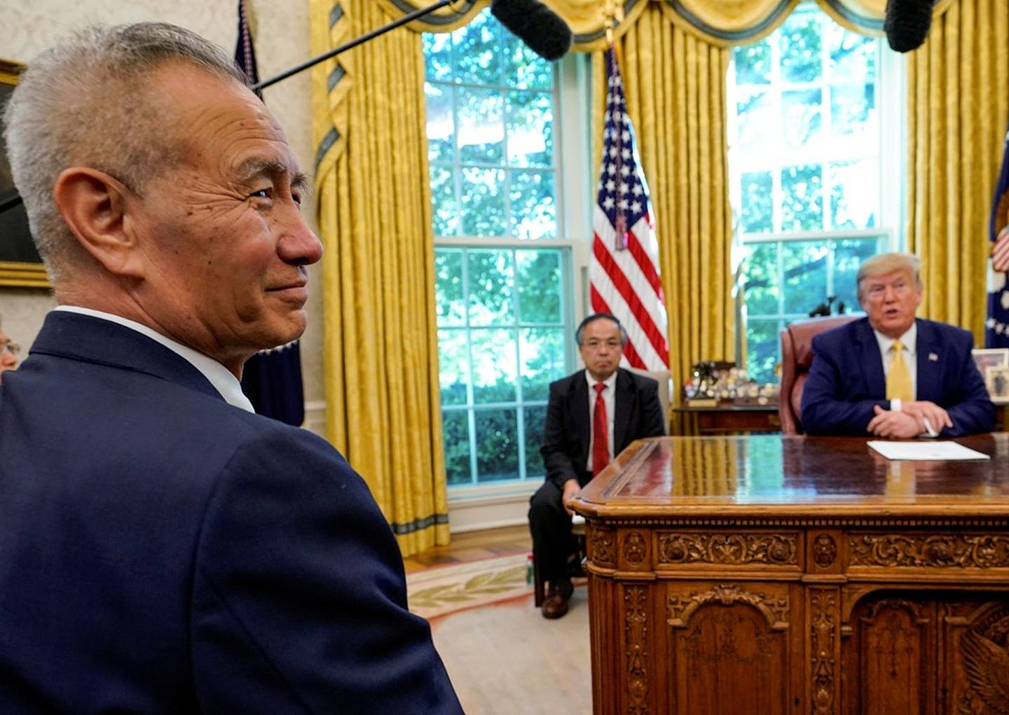 中美经过长时间的谈判，即将签署首阶段协议。图为2019年10月11日，美国总统特朗普（右）在白宫会见赴美谈判的中国国务院副总理刘鹤。（Reuters）
