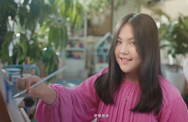 王诗龄拍广告自信从容，造型成熟身材引争议，网友大呼才十岁