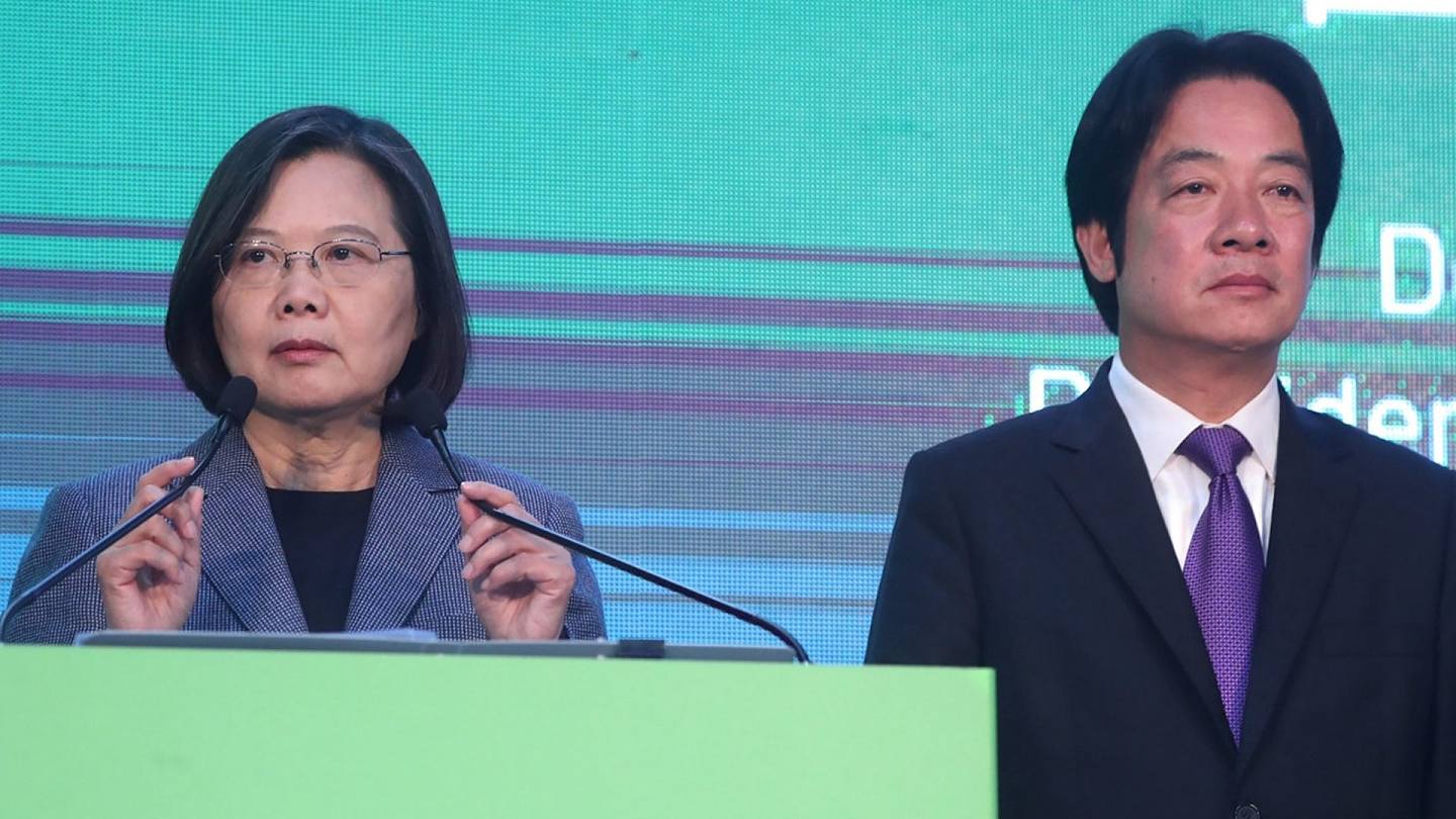 2020年台湾大选已经结束，蔡英文（左）以大幅度领先的票数，赢得总统大选。图为蔡英文召开国际记者会。（中央社）