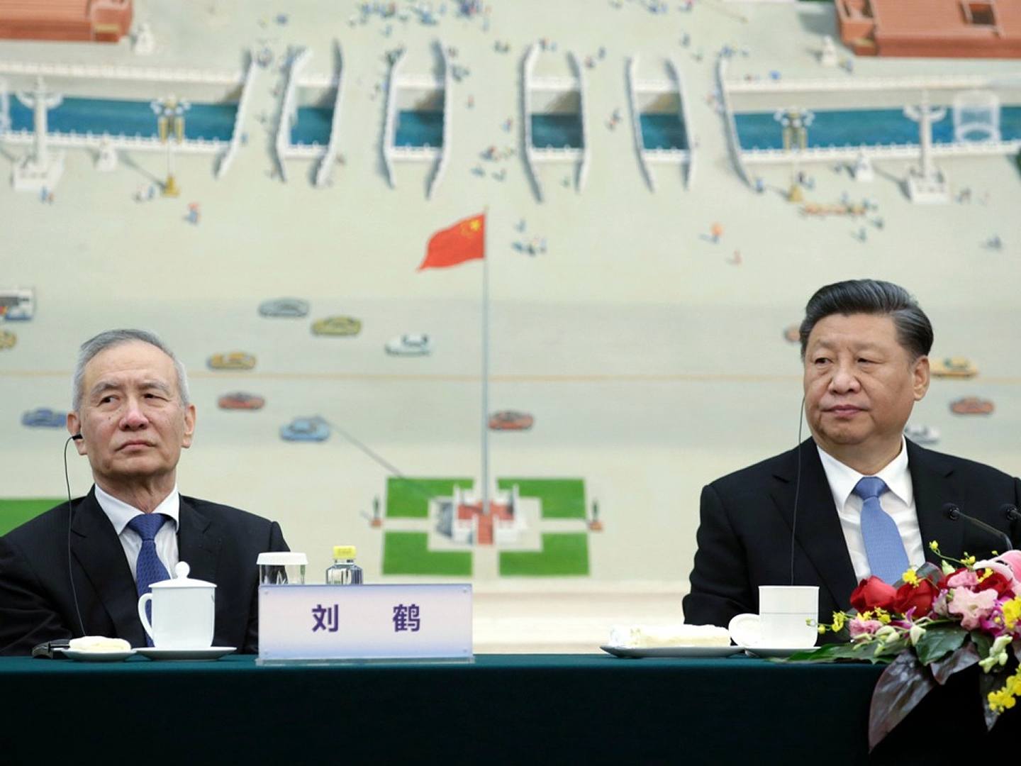 2019年11月22日，中国国家主席习近平（右）和中国国务院副总理刘鹤在北京人民大会堂会见2019年新经济论坛代表。（AP）