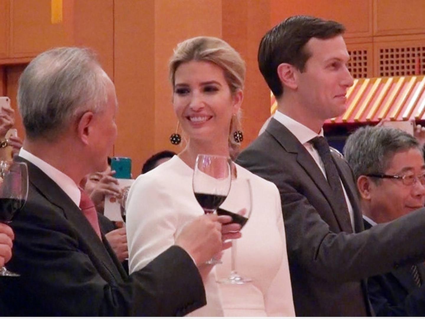 2017年8月27日，美国总统特朗普女儿伊万卡和丈夫库什纳参加中国驻美大使馆的十一国庆酒会。（中央社）