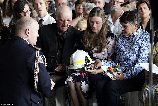 英雄走好！澳洲志愿消防员殉职，怀孕遗孀代领勋章（组图） - 3