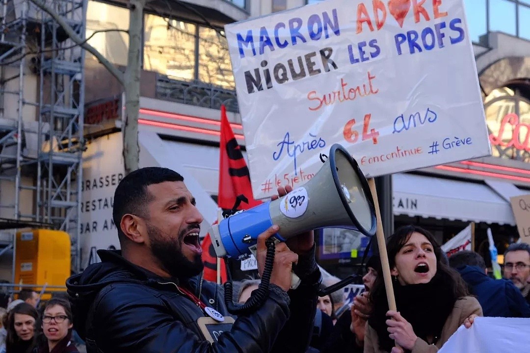 法国罢工游行：标语惊现中文,连制服诱惑也用上了（视频/组图） - 7