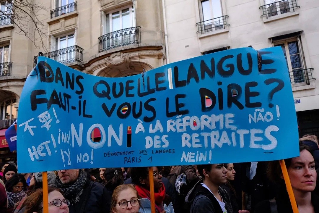 法国罢工游行：标语惊现中文,连制服诱惑也用上了（视频/组图） - 8