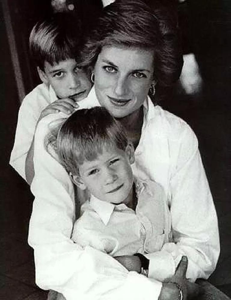 他拍下最美戴安娜、威廉哈里王子的童年，成为首位非英籍王室御用摄影师！（组图） - 11