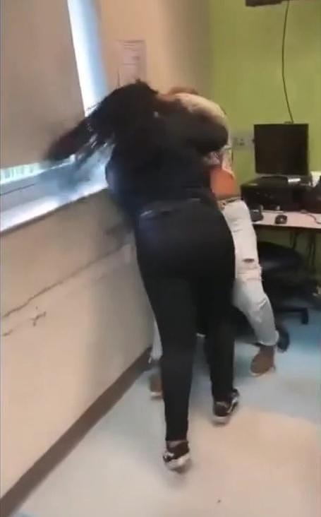 美国女高中生暴打代课老师，现场有人尖叫，有人大笑拍视频