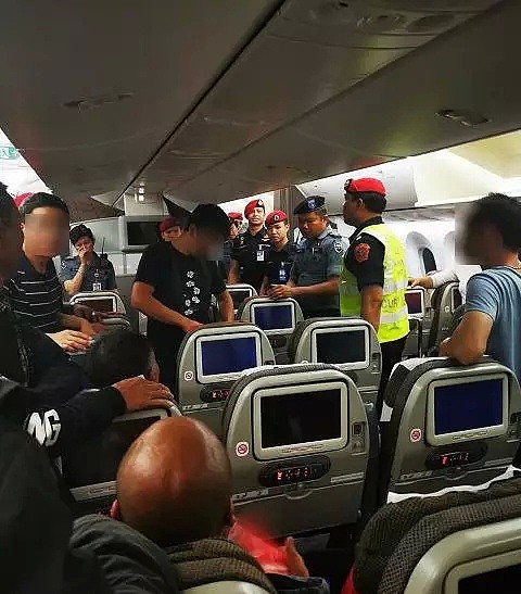 愤怒！119名中国乘客回国过年，却被强制要求搜身！只因商务舱的黑人大哥一句话...（视频/组图） - 6