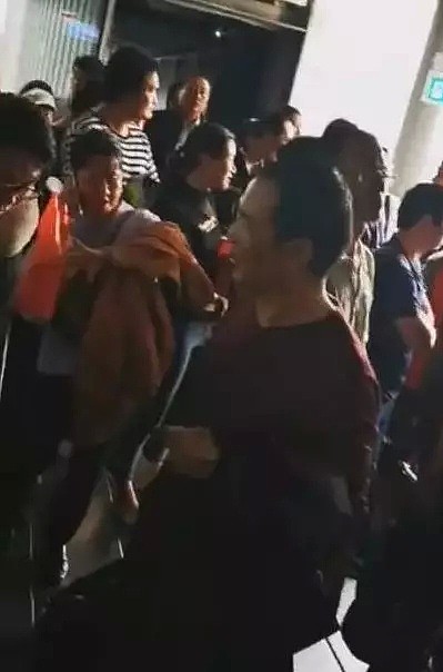 愤怒！119名中国乘客回国过年，却被强制要求搜身！只因商务舱的黑人大哥一句话...（视频/组图） - 7