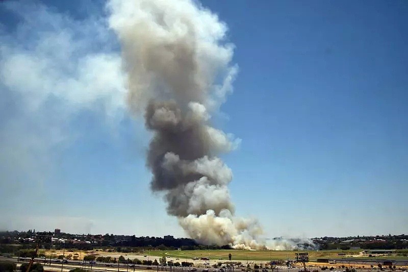 整整4亿吨！澳洲山火向全世界“贡献”二氧化碳超116个国家总和！天空下起了黑雨，连水源也被污染了... - 1
