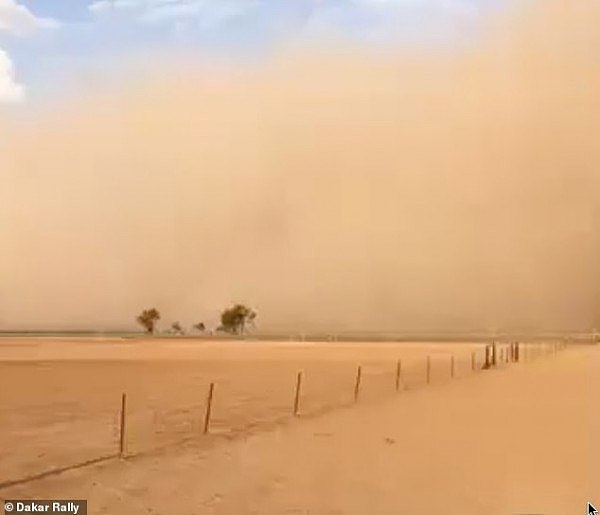 23530050-7899719-A_wall_of_dust_in_Nyngan_New_South_Wales_creeps_across_the_plain-a-39_1579279072062.jpg,0