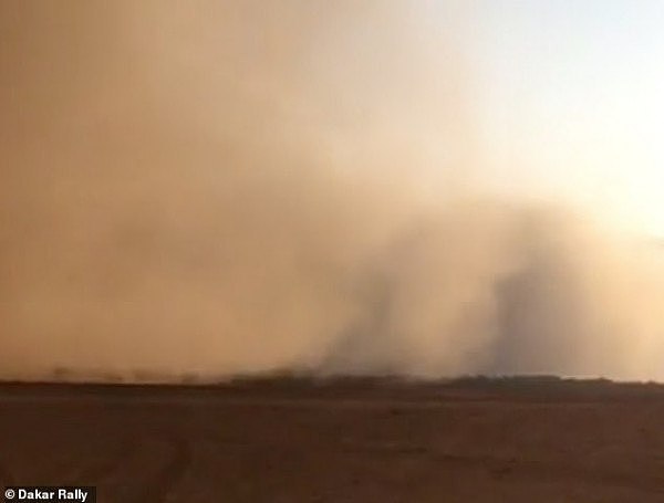 23530052-7899719-The_dust_storm_billows_across_the_land_and_according_to_David_Mo-m-3_1579279736629.jpg,0