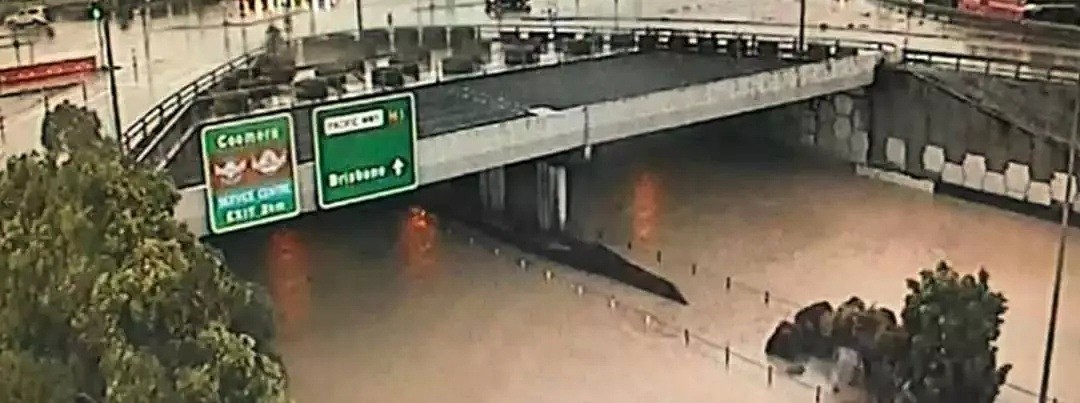 暴雨侵袭昆州多地出现内涝 道路被淹民众划船出行 - 7