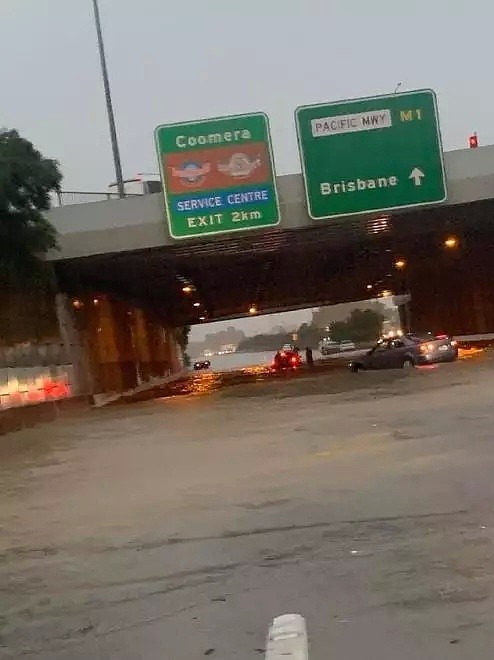 暴雨侵袭昆州多地出现内涝 道路被淹民众划船出行 - 8