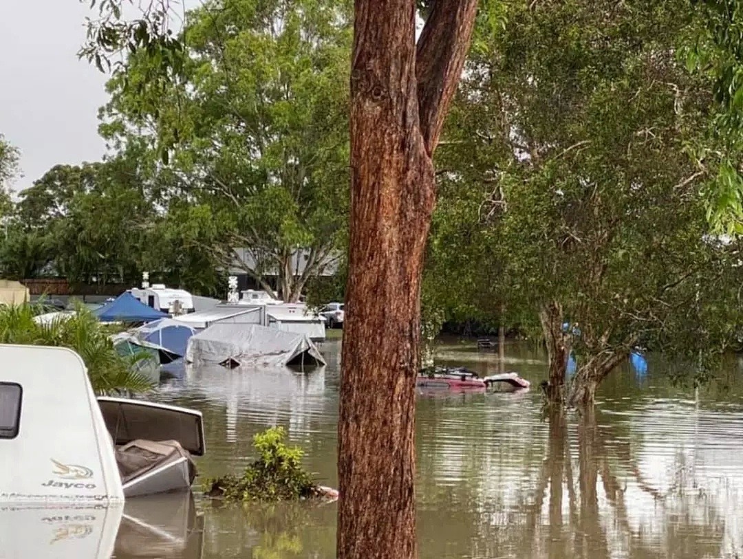 暴雨侵袭昆州多地出现内涝 道路被淹民众划船出行 - 18
