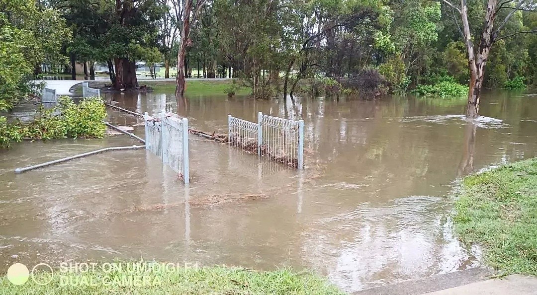 暴雨侵袭昆州多地出现内涝 道路被淹民众划船出行 - 20
