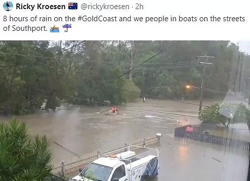 暴雨侵袭昆州多地出现内涝 道路被淹民众划船出行 - 21