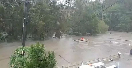 暴雨侵袭昆州多地出现内涝 道路被淹民众划船出行 - 22