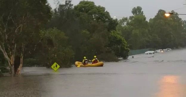暴雨侵袭昆州多地出现内涝 道路被淹民众划船出行 - 23