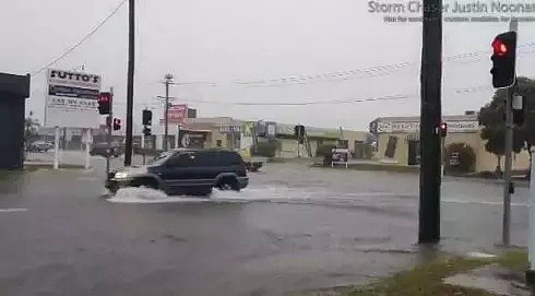 暴雨侵袭昆州多地出现内涝 道路被淹民众划船出行 - 25