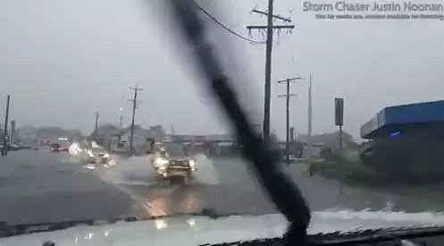 暴雨侵袭昆州多地出现内涝 道路被淹民众划船出行 - 26