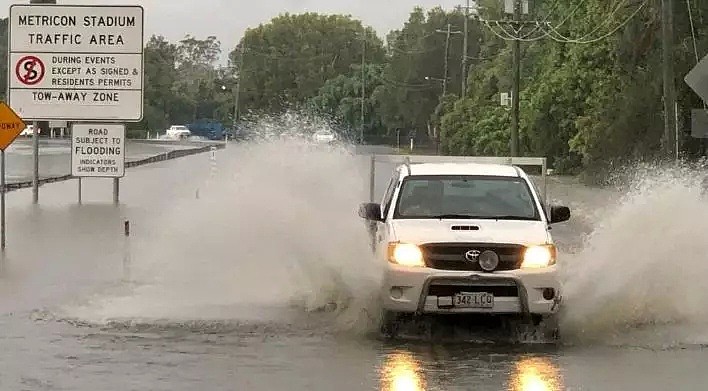 暴雨侵袭昆州多地出现内涝 道路被淹民众划船出行 - 27