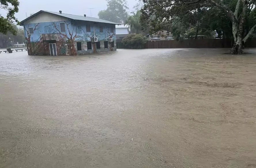 暴雨侵袭昆州多地出现内涝 道路被淹民众划船出行 - 30
