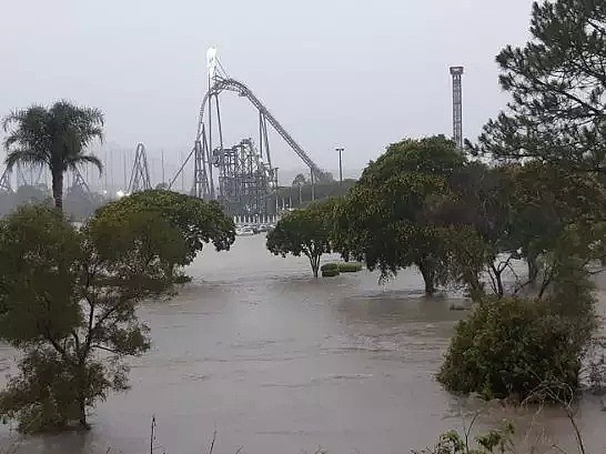 暴雨侵袭昆州多地出现内涝 道路被淹民众划船出行 - 32
