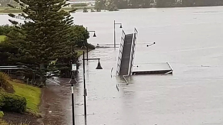 暴雨侵袭昆州多地出现内涝 道路被淹民众划船出行 - 33