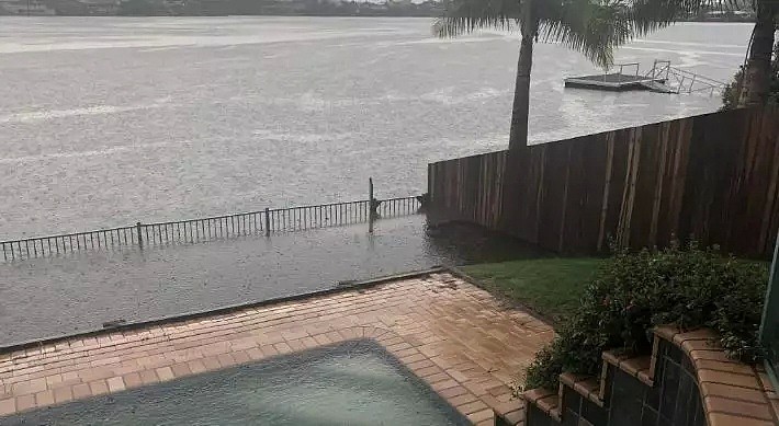 暴雨侵袭昆州多地出现内涝 道路被淹民众划船出行 - 34