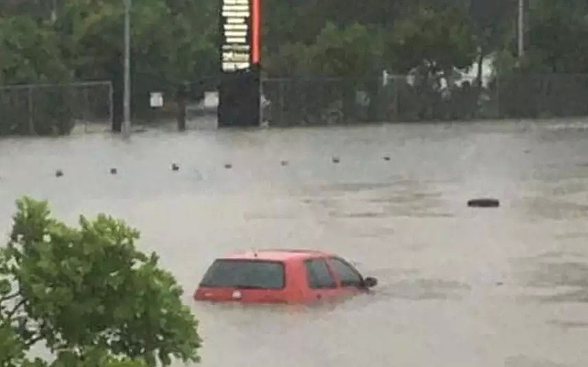 暴雨侵袭昆州多地出现内涝 道路被淹民众划船出行 - 38