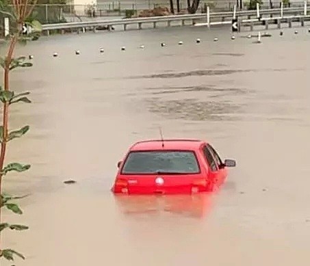 暴雨侵袭昆州多地出现内涝 道路被淹民众划船出行 - 39