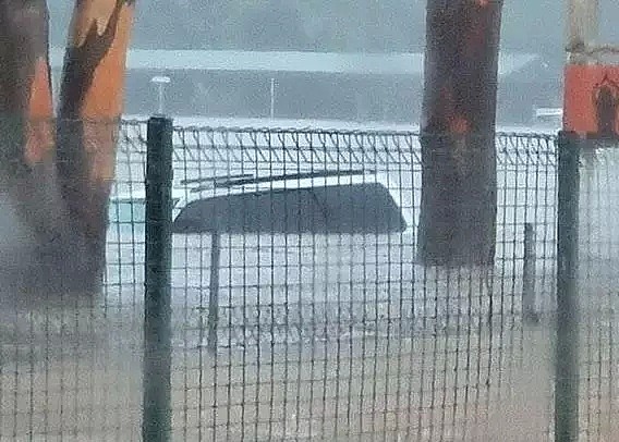 暴雨侵袭昆州多地出现内涝 道路被淹民众划船出行 - 40